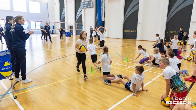 Fot. Robert Stachnik [Radio Szczecin] Uczniowie trenowali z siatkarkami Chemika Police [WIDEO, ZDJĘCIA]