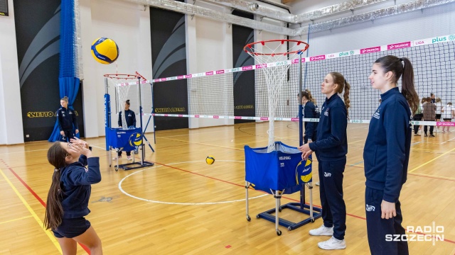 Fot. Robert Stachnik [Radio Szczecin] Uczniowie trenowali z siatkarkami Chemika Police [WIDEO, ZDJĘCIA]