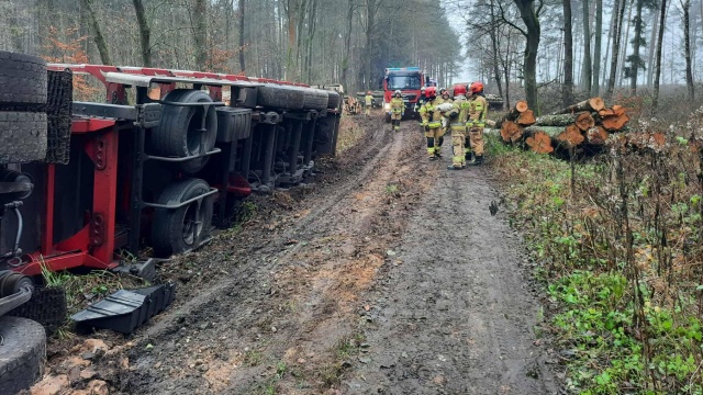 Fot. Facebook / Ochotnicza Straż Pożarna Marianowo Na leśnej drodze przewróciła się ciężarówka