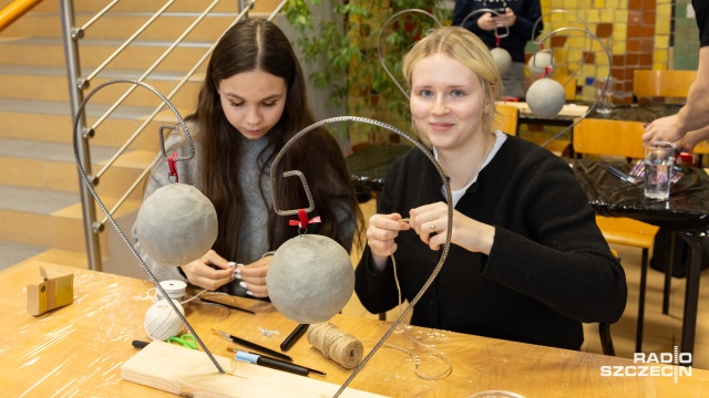 Fot. Robert Stachnik [Radio Szczecin] Beton w świątecznej odsłonie. Studenci ZUT-u stworzyli wyjątkowe bombki [WIDEO, ZDJĘCIA]