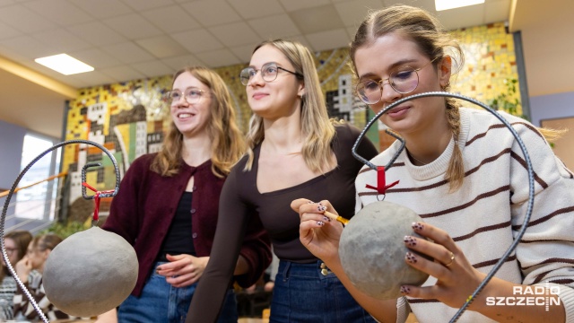 Fot. Robert Stachnik [Radio Szczecin] Beton w świątecznej odsłonie. Studenci ZUT-u stworzyli wyjątkowe bombki [WIDEO, ZDJĘCIA]