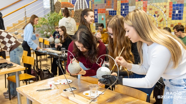 Fot. Robert Stachnik [Radio Szczecin] Beton w świątecznej odsłonie. Studenci ZUT-u stworzyli wyjątkowe bombki [WIDEO, ZDJĘCIA]