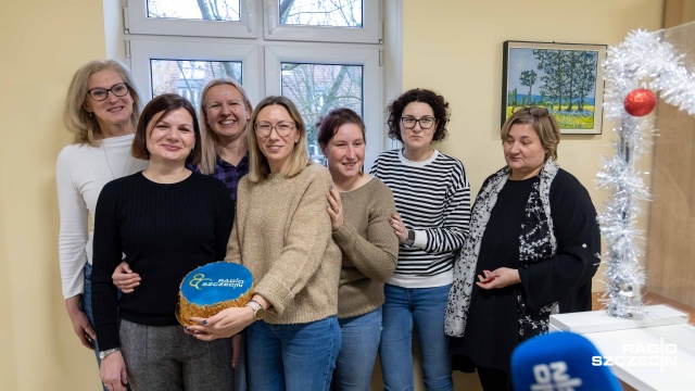 Fot. Robert Stachnik [Radio Szczecin] W dziekanacie ZUT zajadają się urodzinowym tortem Radia Szczecin [WIDEO, ZDJĘCIA]