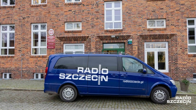 Fot. Robert Stachnik [Radio Szczecin] W dziekanacie ZUT zajadają się urodzinowym tortem Radia Szczecin [WIDEO, ZDJĘCIA]