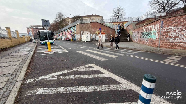 Fot. Robert Stachnik [Radio Szczecin] Niebezpieczne przejście dla pieszych przy Dworcu Głównym. "Jest źle zrobione" [WIDEO, ZDJĘCIA]