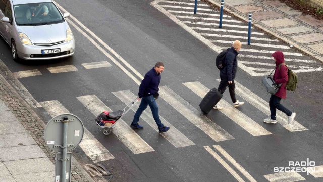 Fot. Robert Stachnik [Radio Szczecin] Niebezpieczne przejście dla pieszych przy Dworcu Głównym. "Jest źle zrobione" [WIDEO, ZDJĘCIA]