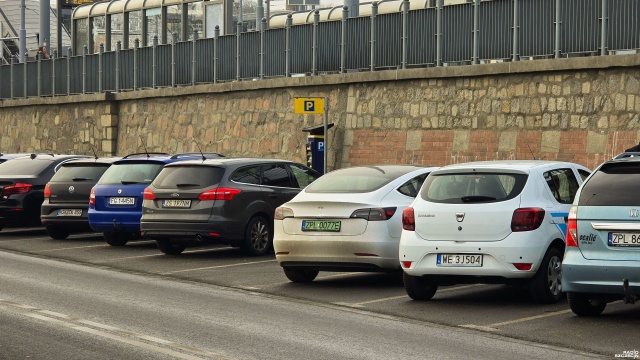 Fot. Wojciech Ochrymiuk [Radio Szczecin] Parkomaty przy dworcu PKP wprowadzają chaos [ZDJĘCIA]