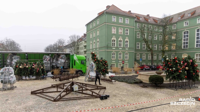 Fot. Robert Stachnik [Radio Szczecin] Trwa montaż wielkiej o drogiej choinki przy Urzędzie Miasta [ZDJĘCIA]