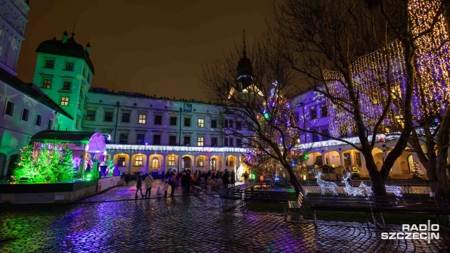 Fot. Robert Stachnik [Radio Szczecin] Choinka rozbłysła na dziedzińcu Zamku Książąt Pomorskich [ZDJĘCIA]