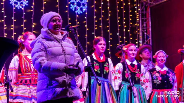 Fot. Robert Stachnik [Radio Szczecin] Choinka rozbłysła na dziedzińcu Zamku Książąt Pomorskich [ZDJĘCIA]