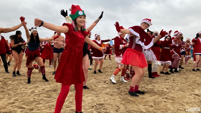 Fot. Joanna Maraszek [Radio Szczecin] Świnoujście. Inwazja Morsujących Mikołajów [ZDJĘCIA]