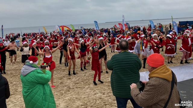 Fot. Joanna Maraszek [Radio Szczecin] Świnoujście. Inwazja Morsujących Mikołajów [ZDJĘCIA]