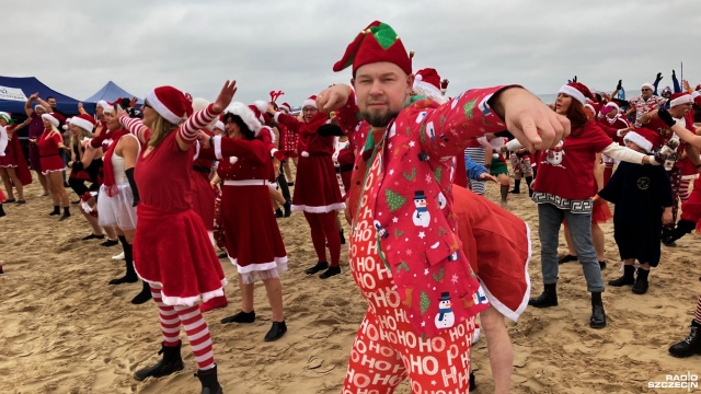 Fot. Joanna Maraszek [Radio Szczecin] Świnoujście. Inwazja Morsujących Mikołajów [ZDJĘCIA]