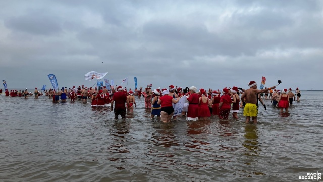 Fot. Joanna Maraszek [Radio Szczecin] Świnoujście. Inwazja Morsujących Mikołajów [ZDJĘCIA]