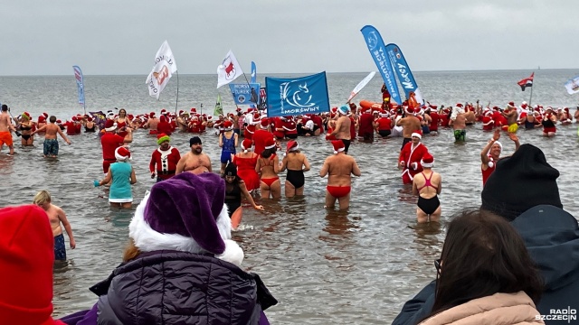 Fot. Joanna Maraszek [Radio Szczecin] Świnoujście. Inwazja Morsujących Mikołajów [ZDJĘCIA]