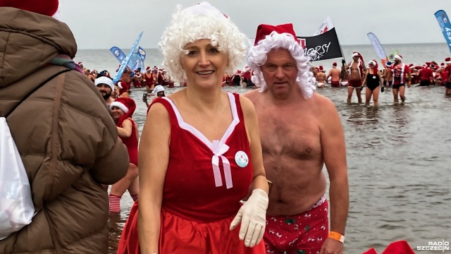 Fot. Joanna Maraszek [Radio Szczecin] Świnoujście. Inwazja Morsujących Mikołajów [ZDJĘCIA]