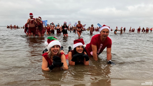 Fot. Joanna Maraszek [Radio Szczecin] Świnoujście. Inwazja Morsujących Mikołajów [ZDJĘCIA]