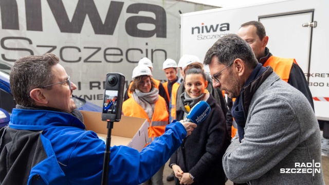 Fot. Robert Stachnik [Radio Szczecin] Radio Szczecin zaskoczyło drogowców... tortami! [WIDEO, ZDJĘCIA]