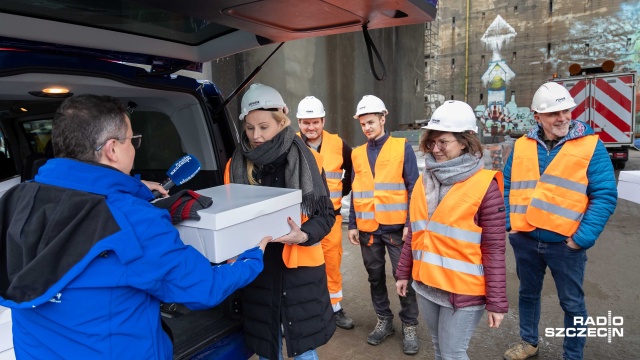 Fot. Robert Stachnik [Radio Szczecin] Radio Szczecin zaskoczyło drogowców... tortami! [WIDEO, ZDJĘCIA]