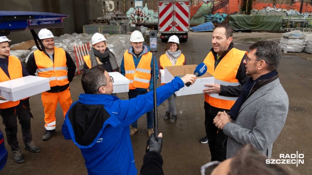 Fot. Robert Stachnik [Radio Szczecin] Radio Szczecin zaskoczyło drogowców... tortami! [WIDEO, ZDJĘCIA]
