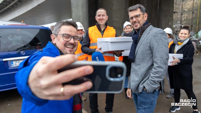 Fot. Robert Stachnik [Radio Szczecin] Radio Szczecin zaskoczyło drogowców... tortami! [WIDEO, ZDJĘCIA]