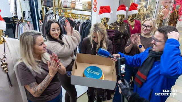 Fot. Robert Stachnik [Radio Szczecin] Urodzinowe torty Radia Szczecin popłynęły na Fali [WIDEO, ZDJĘCIA]