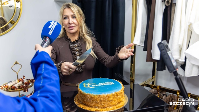 Fot. Robert Stachnik [Radio Szczecin] Urodzinowe torty Radia Szczecin popłynęły na Fali [WIDEO, ZDJĘCIA]