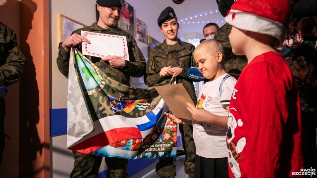 Fot. Weronika Łyczywek [Radio Szczecin] Szczecińscy żołnierze NATO z misją od św. Mikołaja [WIDEO, ZDJĘCIA]