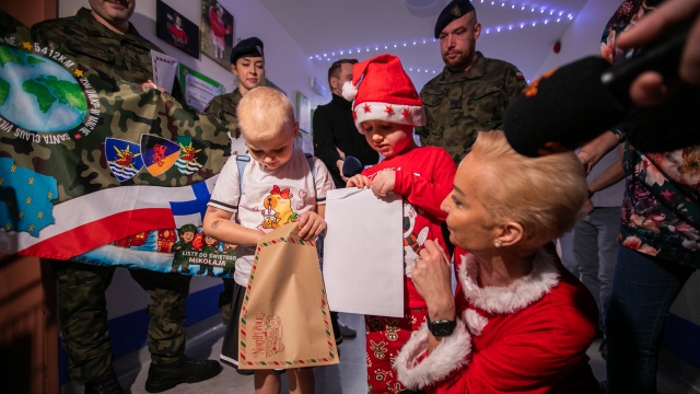 Fot. Weronika Łyczywek [Radio Szczecin] Szczecińscy żołnierze NATO z misją od św. Mikołaja [WIDEO, ZDJĘCIA]