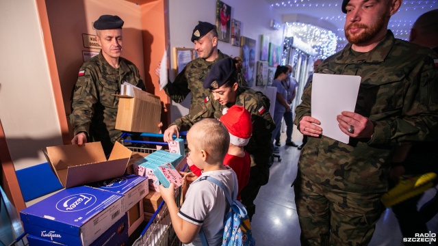 Fot. Weronika Łyczywek [Radio Szczecin] Szczecińscy żołnierze NATO z misją od św. Mikołaja [WIDEO, ZDJĘCIA]