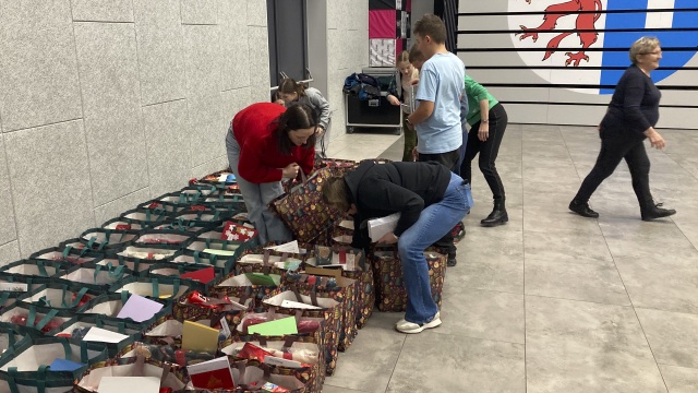 Fot. Krzysztof Cichocki [Radio Szczecin] Słodycze, kocyk, wędliny - wolontariusze przygotowali paczki dla seniorów z Kołbaskowa [ZDJĘCIA]