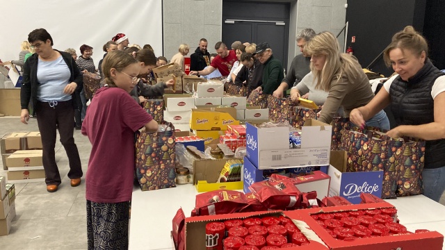 Fot. Krzysztof Cichocki [Radio Szczecin] Słodycze, kocyk, wędliny - wolontariusze przygotowali paczki dla seniorów z Kołbaskowa [ZDJĘCIA]