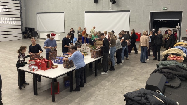 Fot. Krzysztof Cichocki [Radio Szczecin] Słodycze, kocyk, wędliny - wolontariusze przygotowali paczki dla seniorów z Kołbaskowa [ZDJĘCIA]