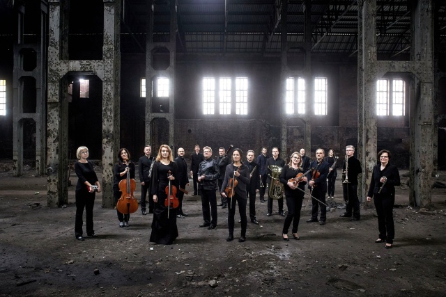 Orkiestra Muzyki Nowej pod dyrekcją Szymona Bywalca. Fot. Bartek Barczyk [Materiały prasowe Orkiestry] Szymon Bywalec poprowadzi słynną Orkiestrę Muzyki Nowej w Złotej Sali Filharmonii