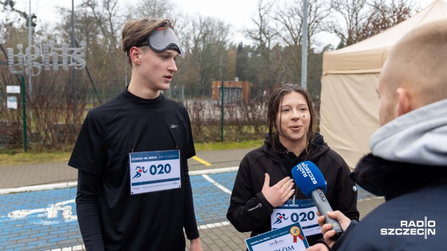 Fot. Robert Stachnik [Radio Szczecin] Pobiegli w ciemno, w geście solidarności z niewidomymi [WIDEO, ZDJĘCIA]