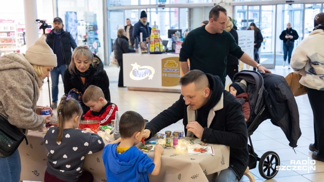 Fot. Robert Stachnik [Radio Szczecin] Można kupić książkę lub świąteczną ozdobę i pomóc dzieciom [WIDEO, ZDJĘCIA]