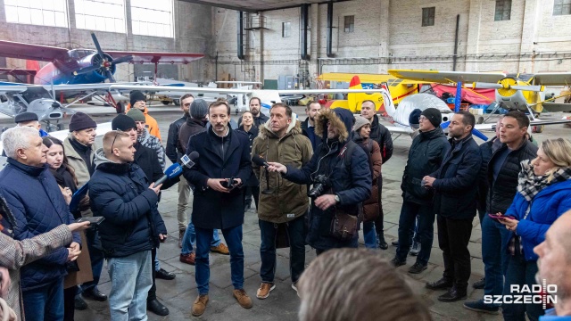 Fot. Robert Stachnik [Radio Szczecin] "Ten konflikt musi się zakończyć". Radni na lotnisku w Dąbiu [WIDEO, ZDJĘCIA]