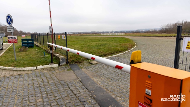 Fot. Robert Stachnik [Radio Szczecin] "Ten konflikt musi się zakończyć". Radni na lotnisku w Dąbiu [WIDEO, ZDJĘCIA]