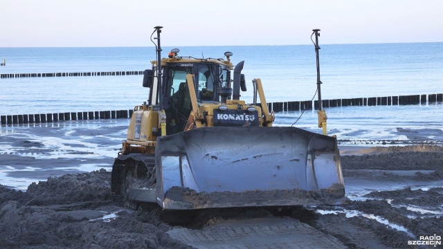 Fot. Przemysław Polanin [Radio Szczecin] Trwa poszerzanie plaży w Kołobrzegu [ZDJĘCIA]