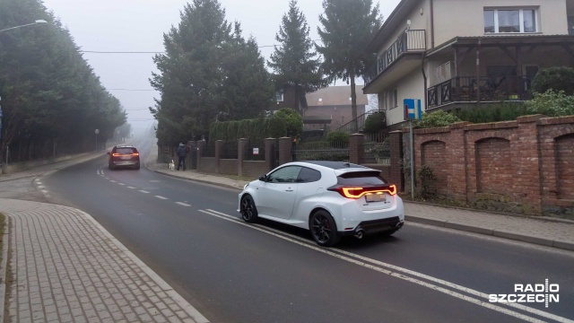 Fot. Robert Stachnik [Radio Szczecin] "Wypadek za wypadkiem". Mieszkańcy skarżą się na sytuację na ul. Miodowej [WIDEO]