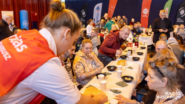 Fot. Robert Stachnik [Radio Szczecin] Miejska Wigilia dla potrzebujących w Szczecinie [WIDEO, ZDJĘCIA]