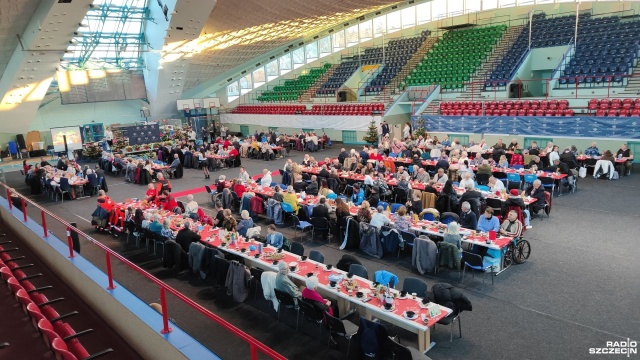 Fot. Przemysław Polanin [Radio Szczecin] Barszcz, opłatek, modlitwa - "Wigilia bez samotności” w Kołobrzegu