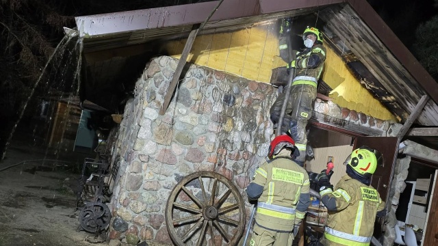 Fot. Facebook / Ochotnicza Straż Pożarna w Rymaniu Nocny pożar altany [ZDJĘCIA]