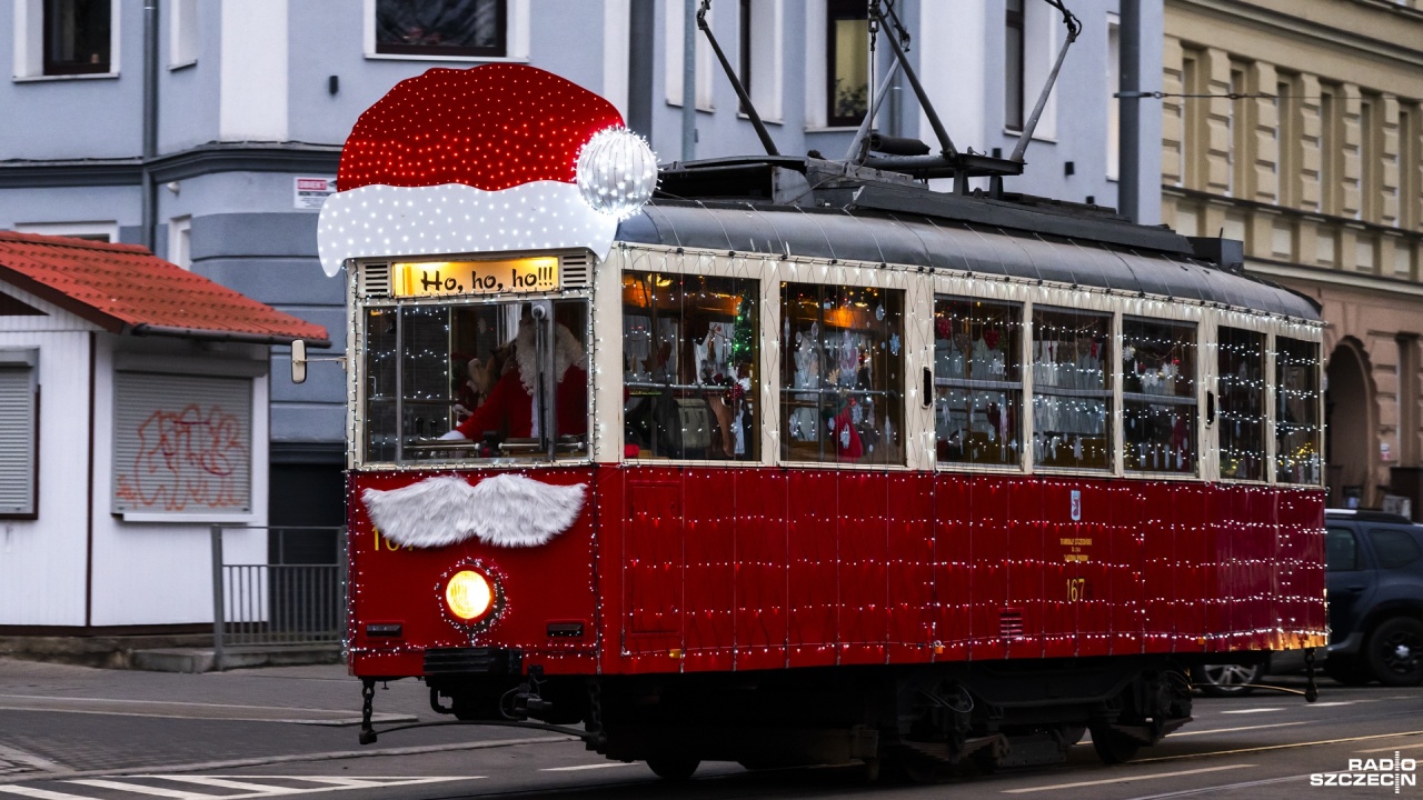 Zabytkowy, świąteczny tramwaj w trasie. Prowadzi go Mikołaj Motorniczy [ZDJĘCIA]