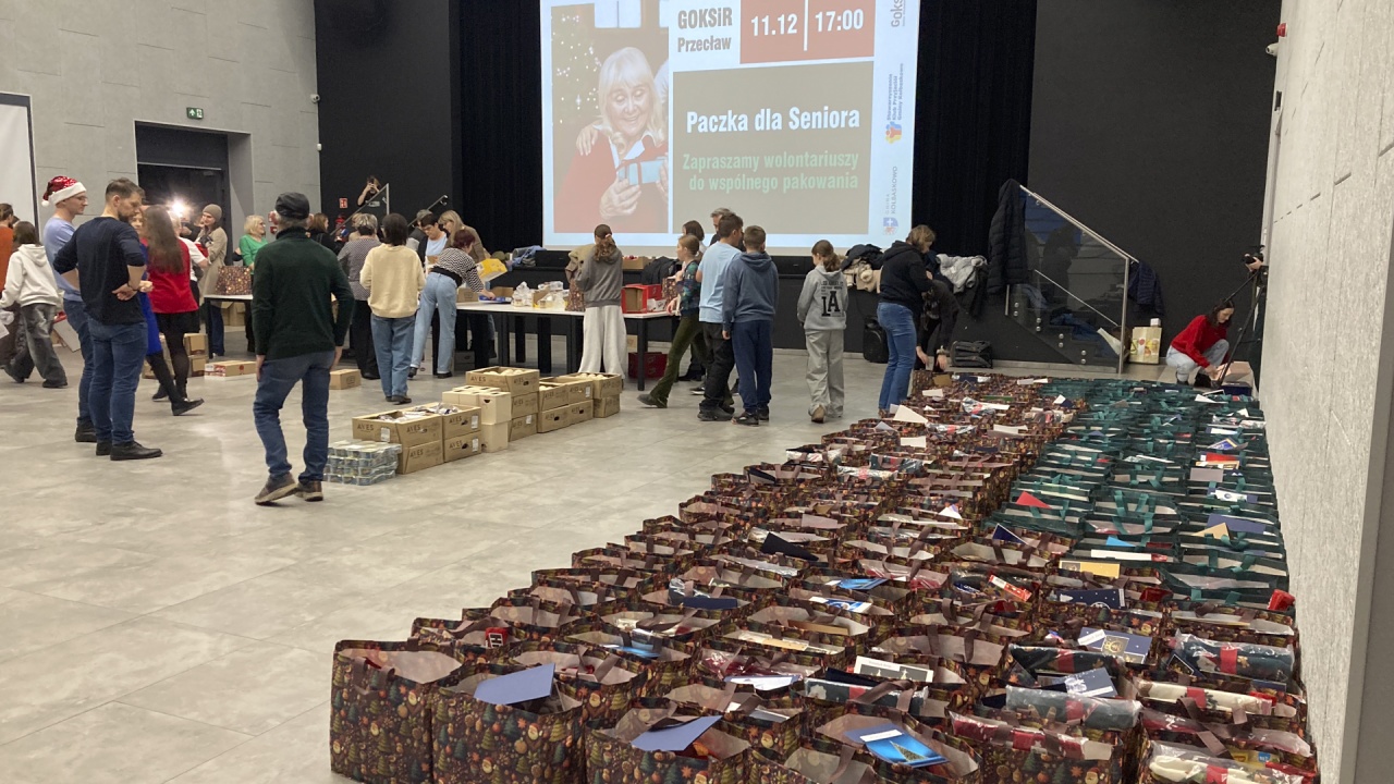 Słodycze, kocyk, wędliny - wolontariusze przygotowali paczki dla seniorów z Kołbaskowa [ZDJĘCIA]