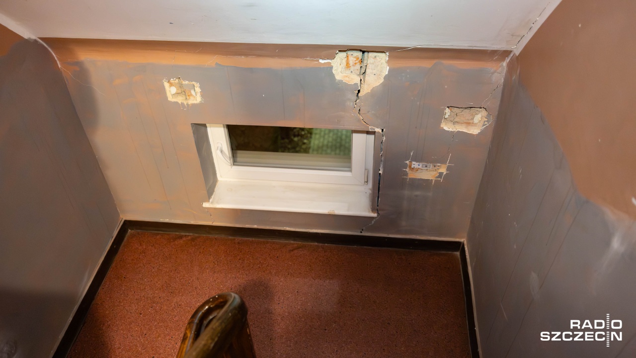 Pęka blok przy ul. Hożej. Obawy lokatorów [WIDEO, ZDJĘCIA]