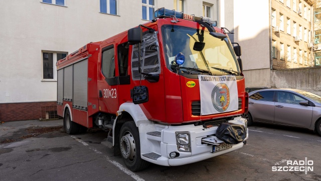 Zarzut uszkodzenia mienia usłyszał mężczyzna, który w noc sylwestrową rzucił w Szczecinie butelką w wóz strażacki.