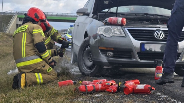 O dużym szczęściu może mówić kierowca volkswagena, który jechał S6 w okolicach Nowogardu. W jego samochodzie doszło do pożaru w komorze silnika.