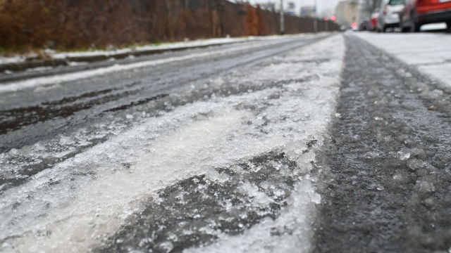 Wzrost temperatury spowodował, że na ulicach i chodnikach w Szczecinie, a także na drogach w województwie może zalegać roztopiony śnieg i błoto pośniegowe.