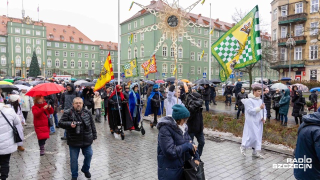 Deszcz nie pokrzyżował planów szczecińskim wędrowcom. Ulicami naszego miasta przeszedł barwny, rozśpiewany i rodzinny korowód, czyli Orszak Trzech Króli.